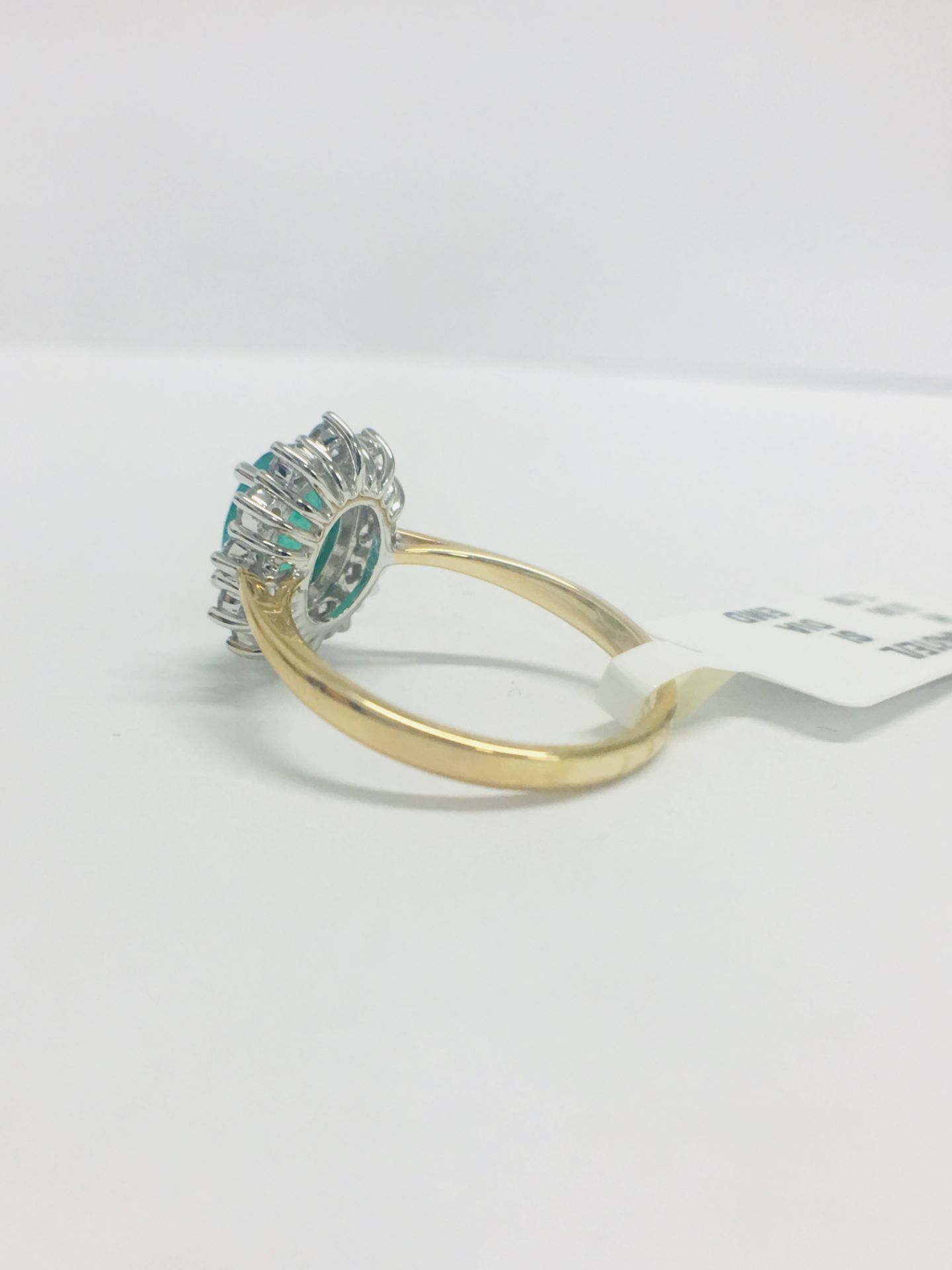 18ct Emerald And Diamond Cluster Ring - Image 4 of 10