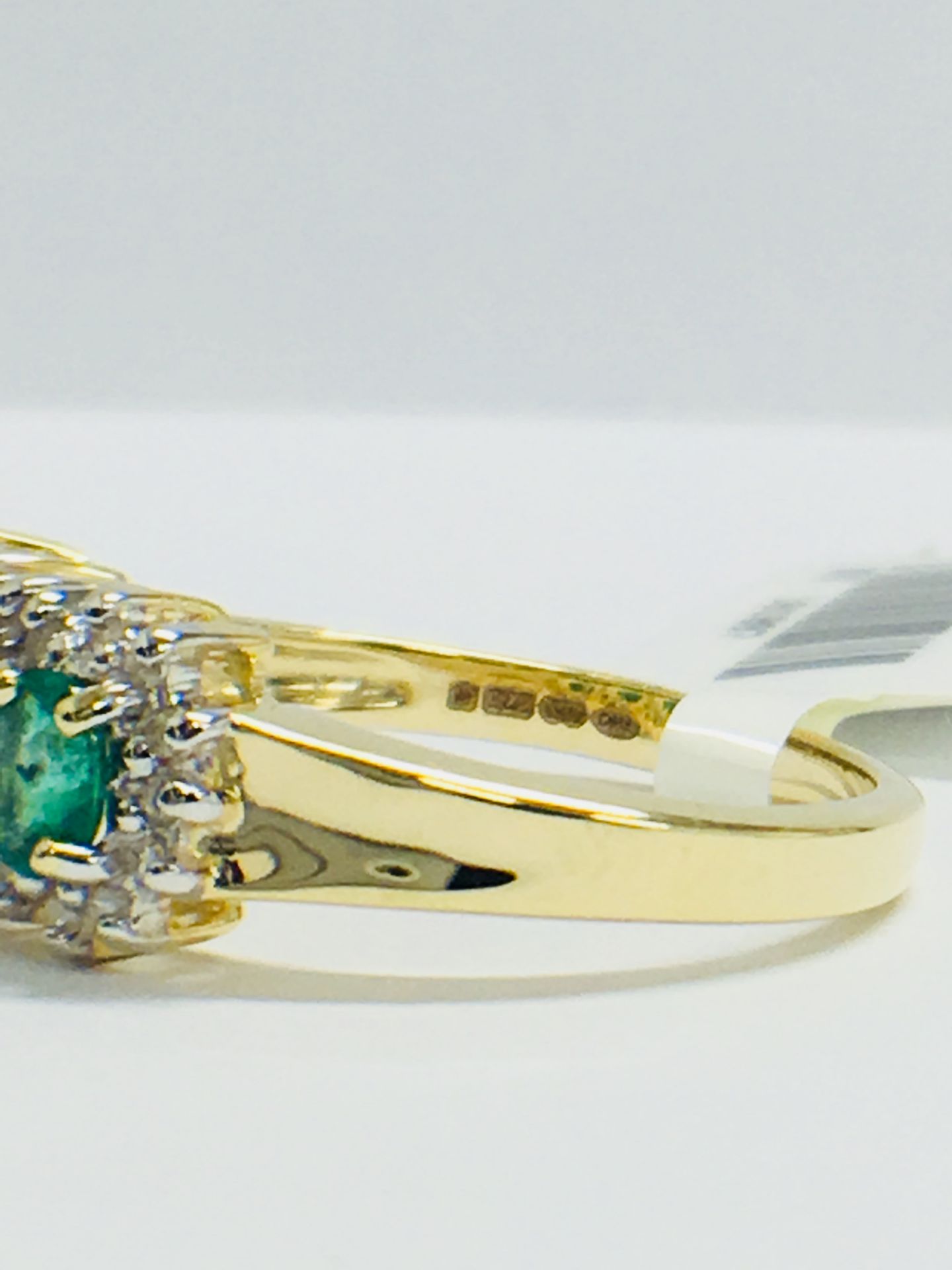 9ct Emerald Diamond Cluster Style Ring - Image 4 of 10