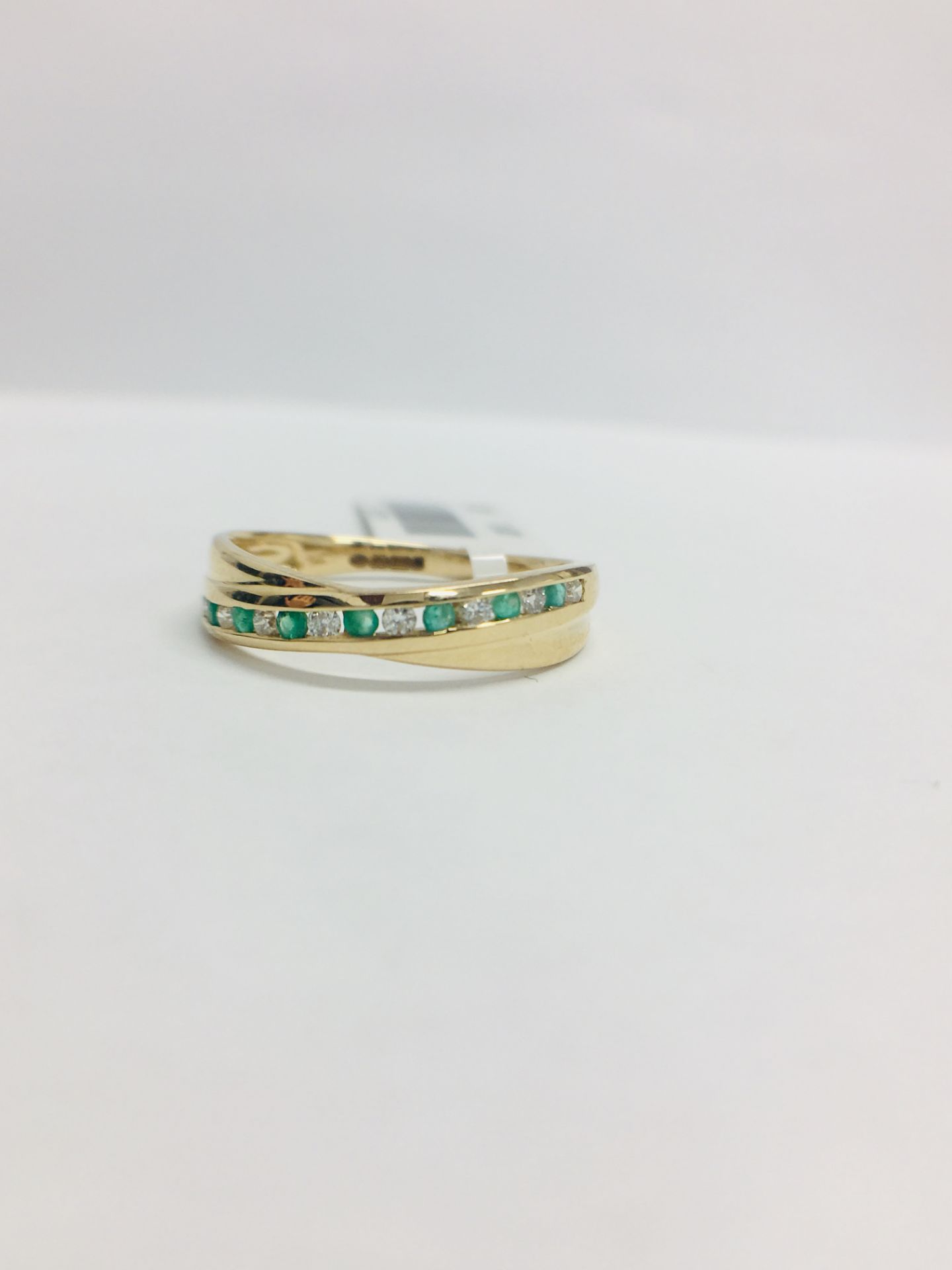 9ct Yellow Gold Emerald Diamond Crossover Band Ring - Image 9 of 11