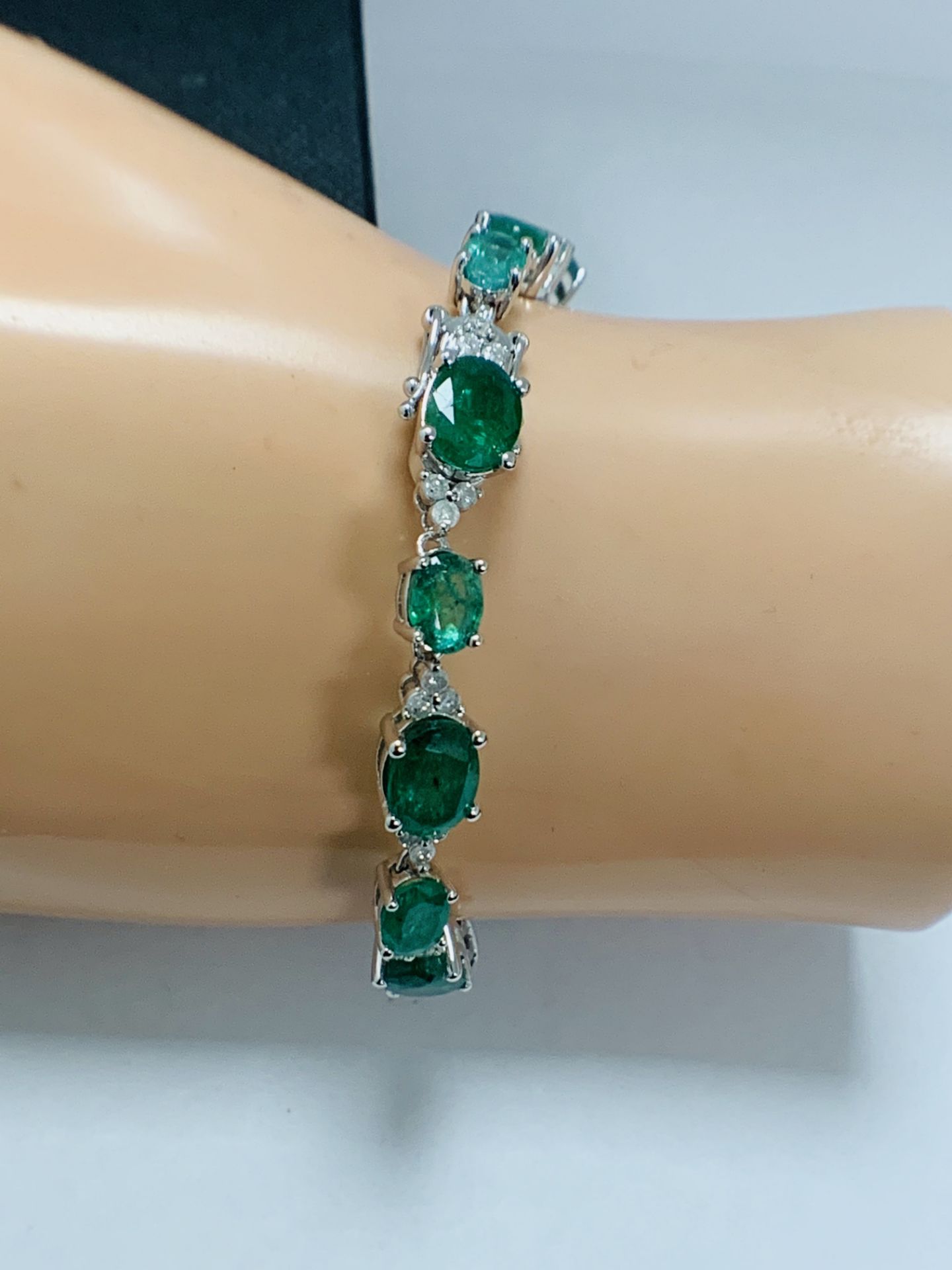 14ct White Gold Emerald And Diamond Bracelet - Image 16 of 22