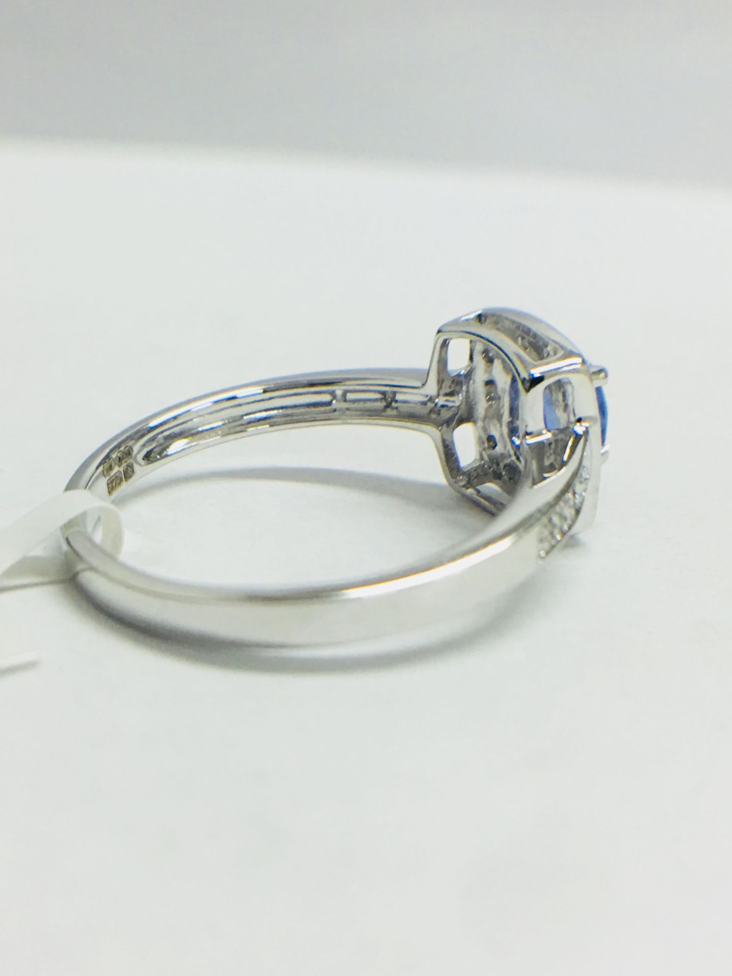 9ct White Gold Tanzanite Diamond Cluster Ring - Image 8 of 10
