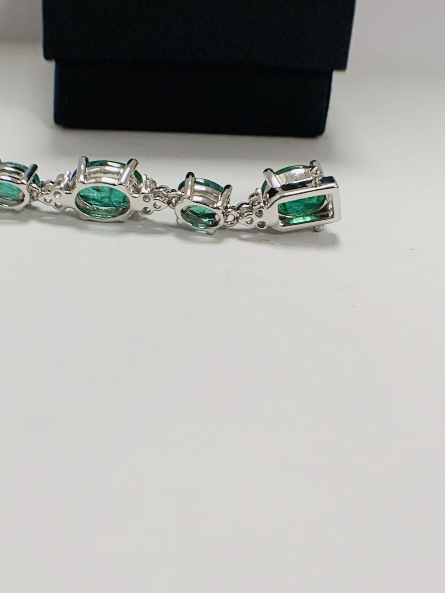 14ct White Gold Emerald And Diamond Bracelet - Image 15 of 22