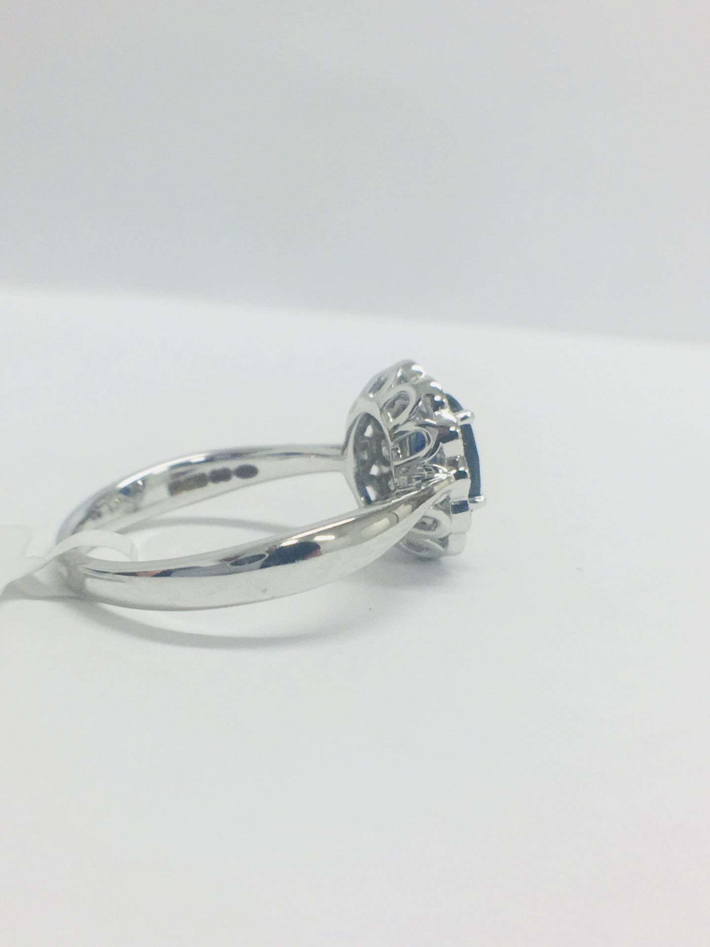 18ct White Gold Sapphire Diamond Cluster Ring - Image 6 of 9