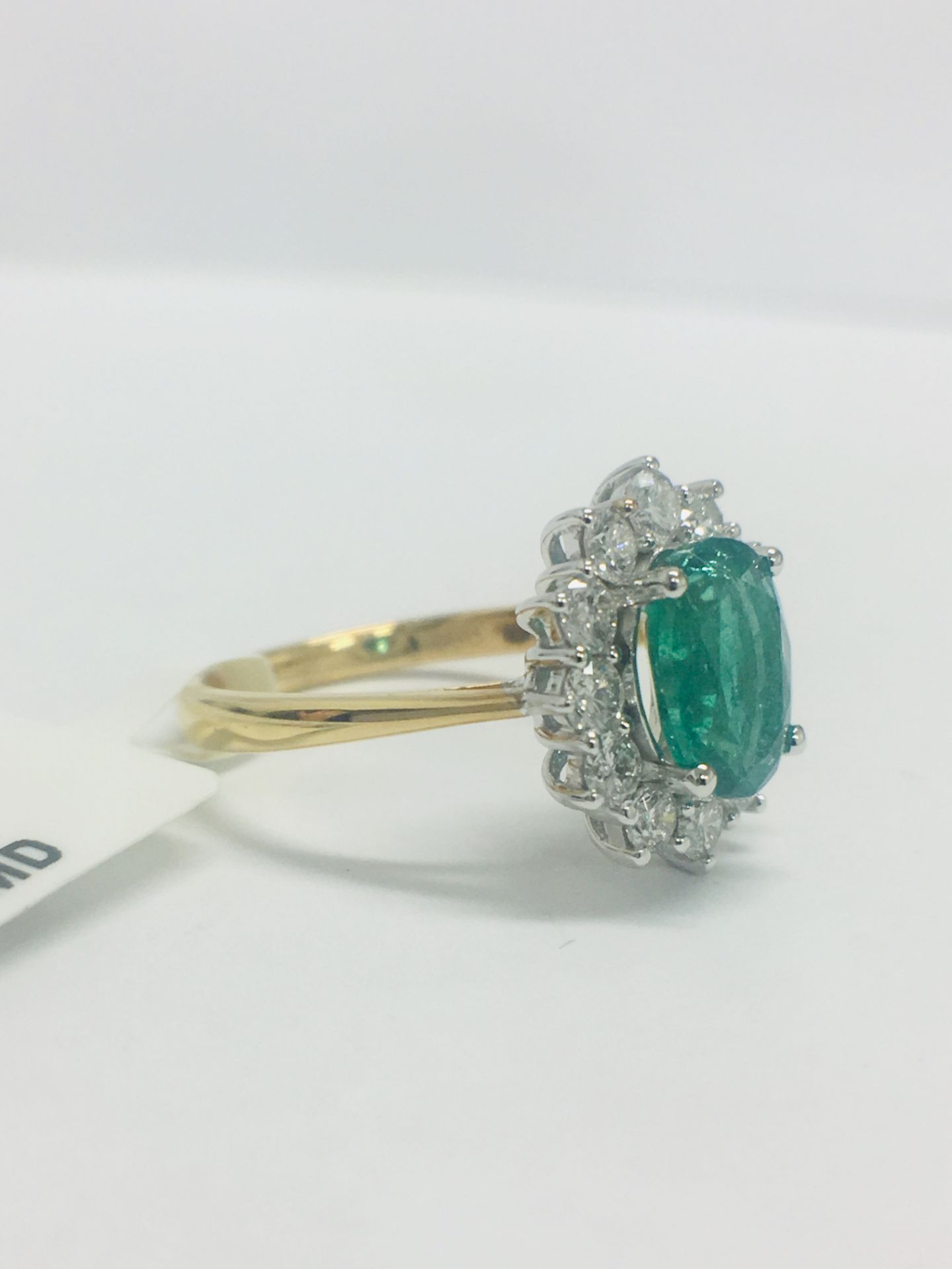18ct Emerald And Diamond Cluster Ring - Image 8 of 10