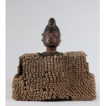Statuette Ibedji Yoruba Nigéria recouverte de coquillages - Région: Afrique - [...]