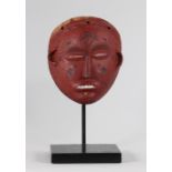 Masque teint en rouge Ovimbundu - Région: Afrique - Epoque: 20ième - Dimensions: [...]