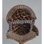Masque Kuba RDC perles, coquillages et peau de léopard - Région: Afrique - [...]