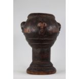 Tambour Songye RDC sculpté de têtes anthropomorphes caractéristiques Ancienne [...]