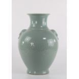 Vase balustre en grès céladon dans le style de Longquan, flanqué de 2 anses, la [...]