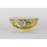 Bol en porcelaine de chine sur fond jaune à décor de fleurs marque sous la pièce [...]