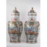 Chine paire de vases couverts en porcelaine de Canton 19ème - Région: CHINE - [...]