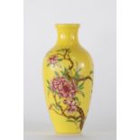Vase Meiping sur fond jaune à décor de fleurs et poème marque Qianlong époque [...]