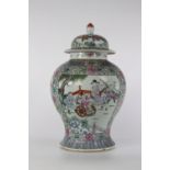 Potiche couverte en porcelaine de chine famille rose a décor de personnages - [...]