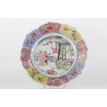 Assiette porcelaine de chine famille rose décor de personnages aux jardin 18ème - [...]
