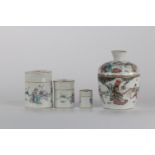 Lot de 4 porcelaines de chines famille rose - Région: CHINE - Dimensions: H=100mm [...]