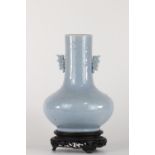 Vase en porcelaine de chine poudré bleu ciel marque et époque Kangxi - Région: [...]