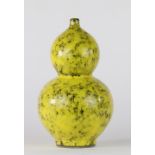 Chine vase "gourde" sur fond jaune marque sous la pièce - Région: CHINE - [...]