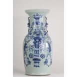 Chine vase céladon a décor en semi relief bleu 19ème - Région: CHINE - [...]