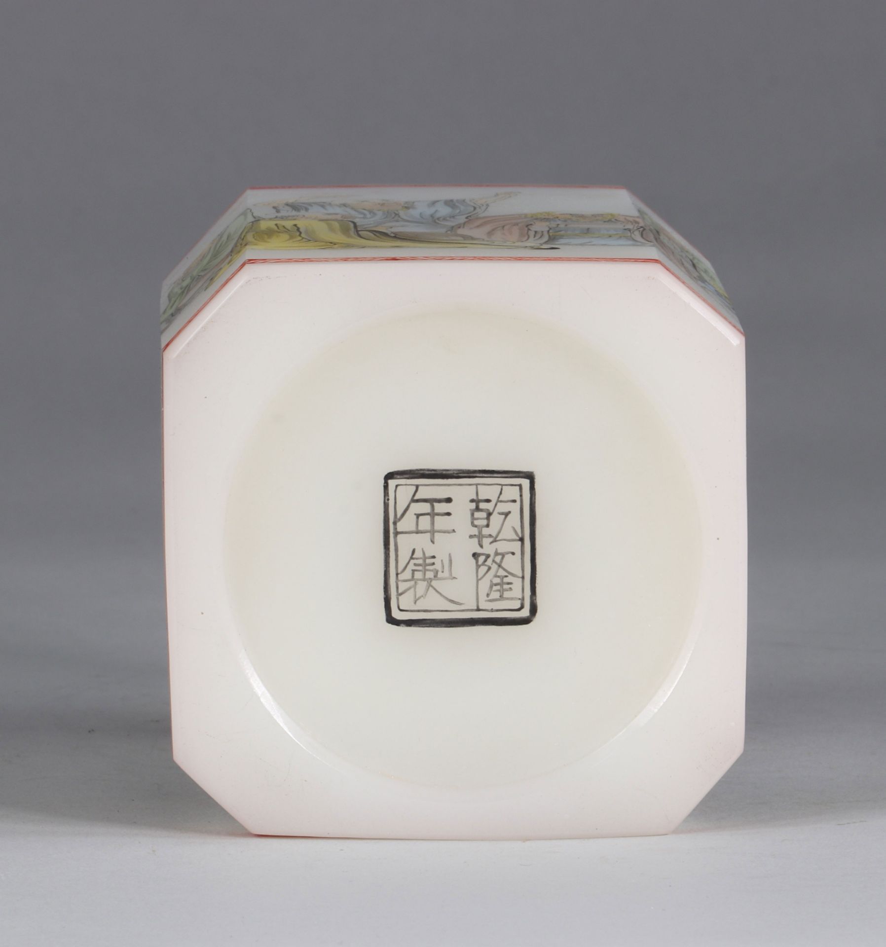 China square brush pot, in Beijing glass, with Famille Rose enamels, Qianlong - Image 7 of 8