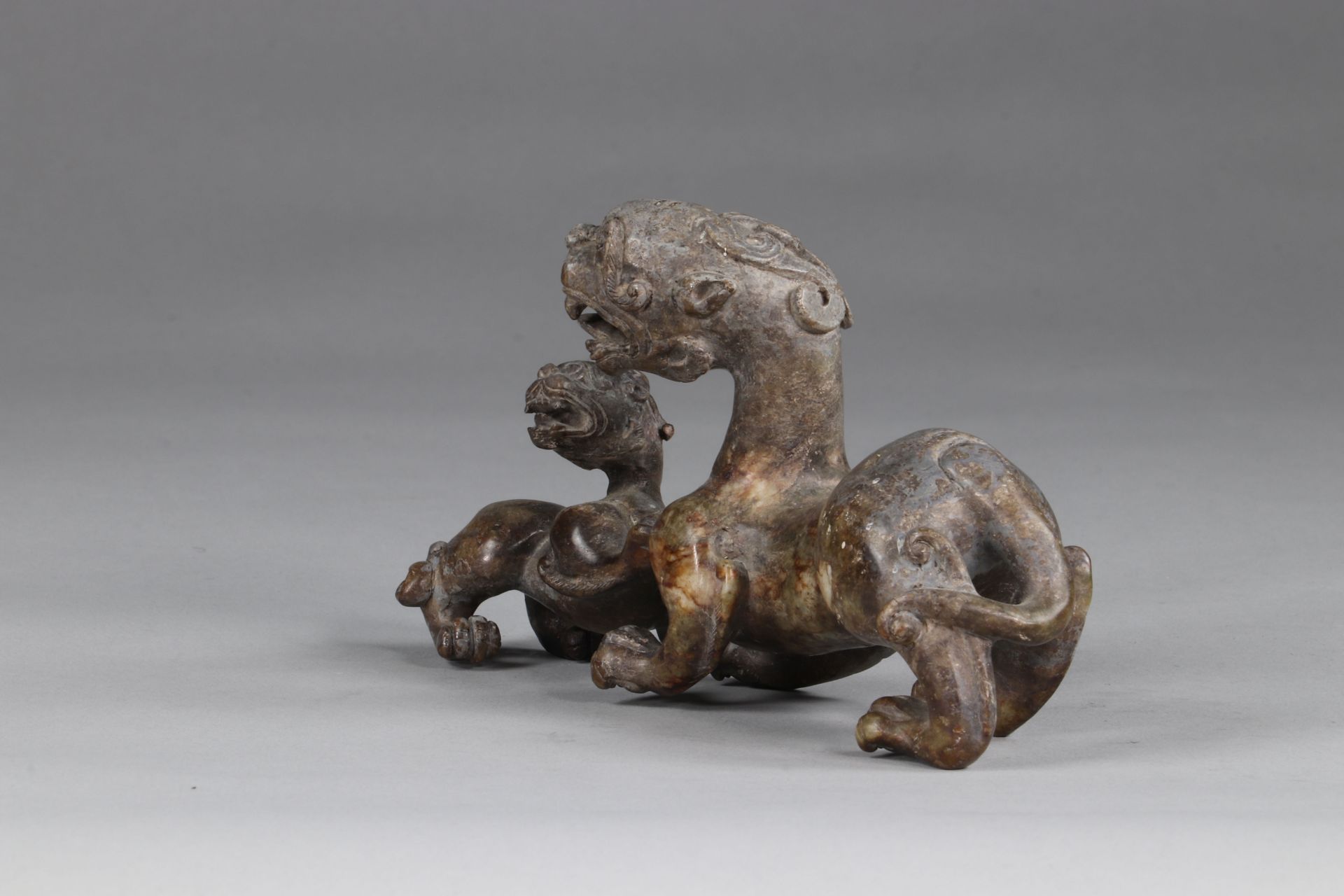 China chimera, in gray-green jade, representing a lioness with her cub, finely executed archaic work - Image 4 of 5