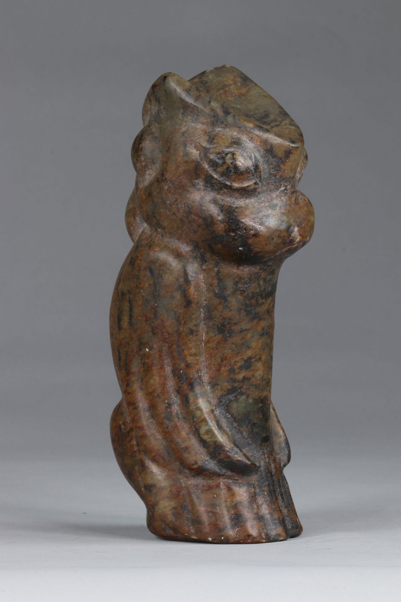 China dignitary in brown-green jade, with the animal head, in double face; archaic work - Bild 5 aus 6