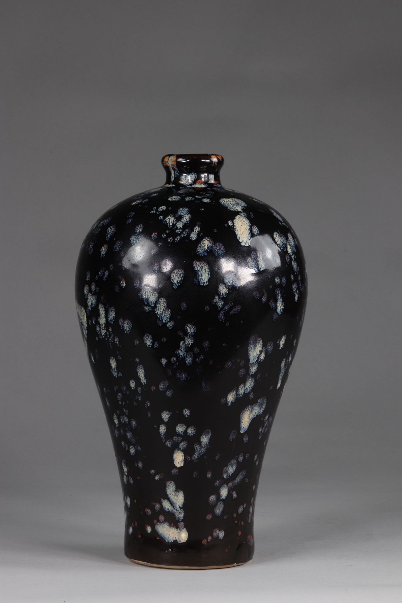 China Mei-Ping, Song vases, decorated with: Partridge feathers, on black background