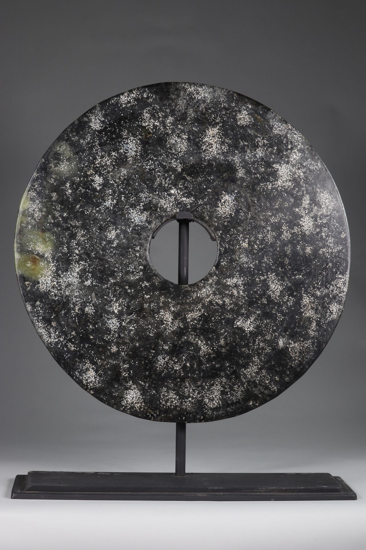 China Giant Bi-Disc, in black jade, decorated, in relief, with a fanciful animal, with human feature - Image 2 of 2