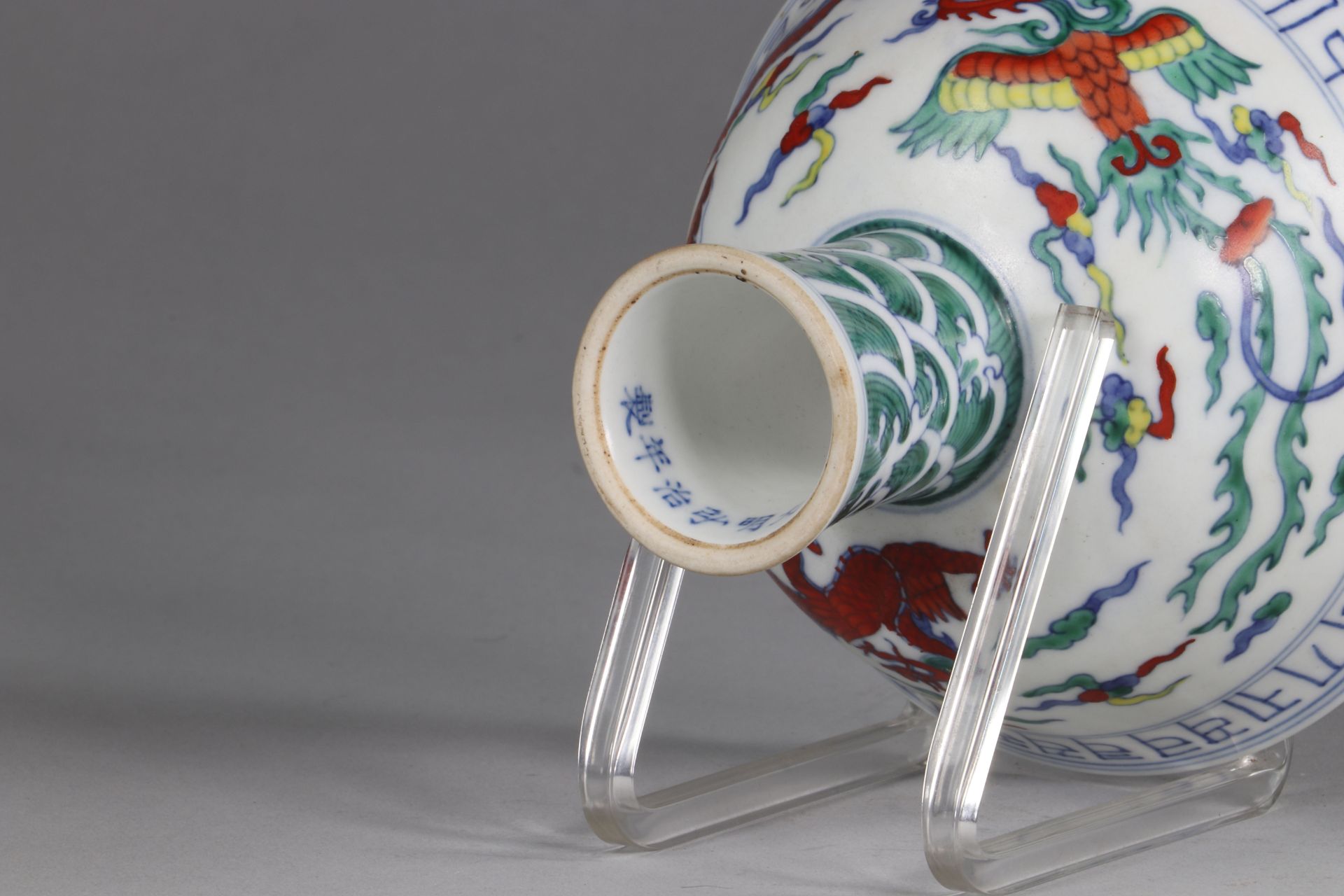 China bowl on stand Hongzhi brand, Dragon and Phoenix decor, in the Doucai palette - Image 8 of 8