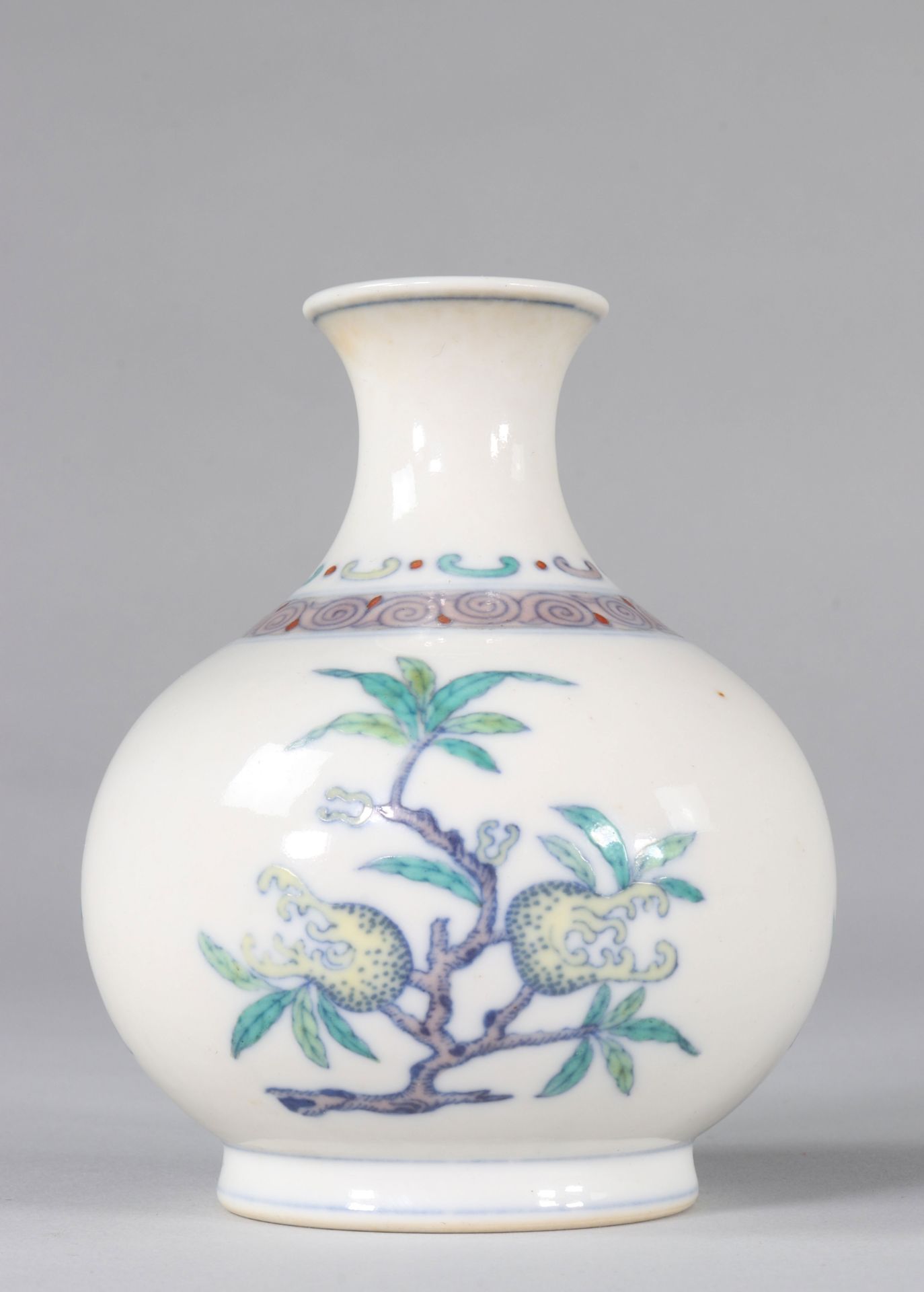 Doucai vase with fruit decoration Yong Zheng brand - Image 5 of 8