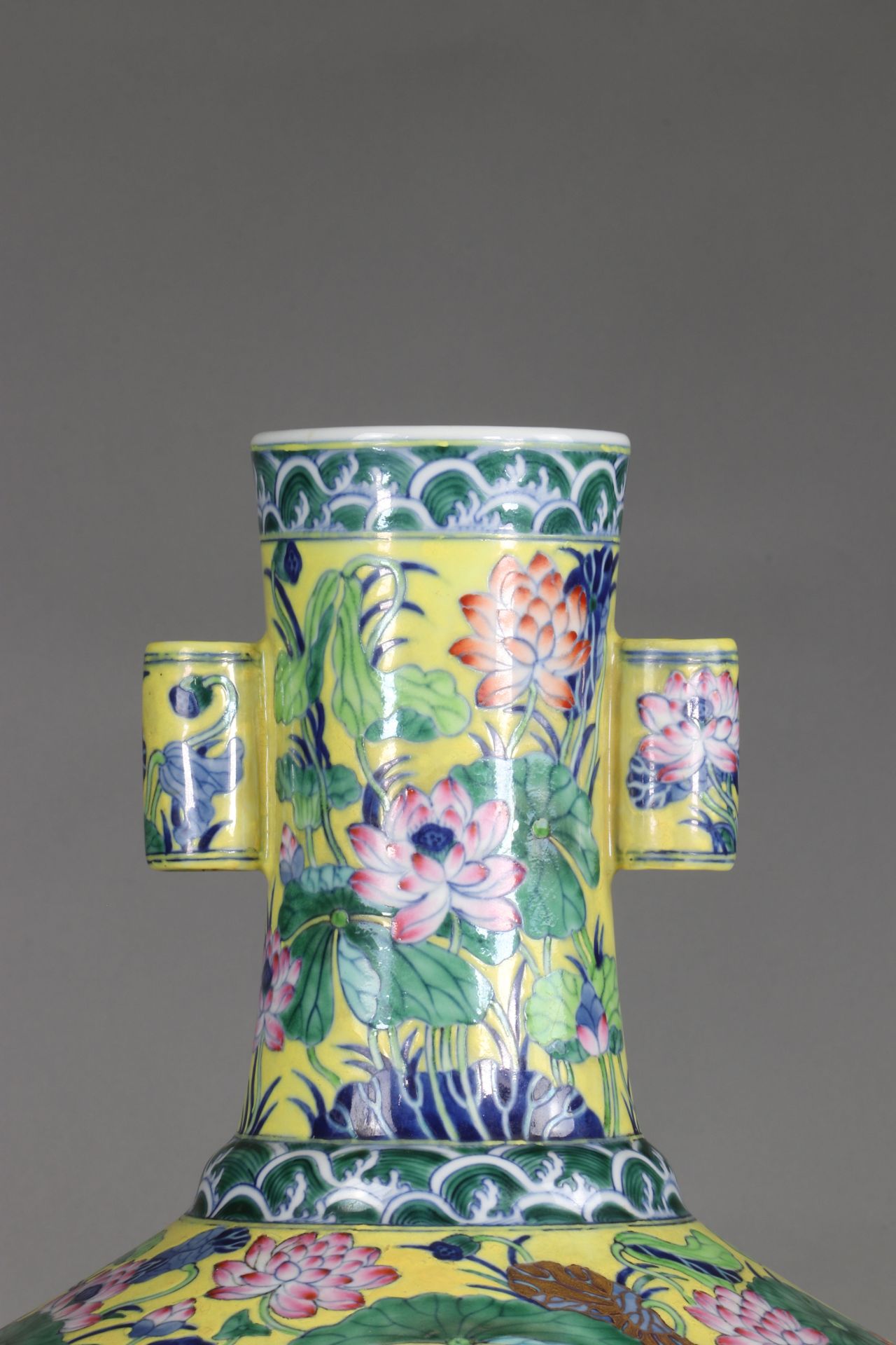 CHINA vase of archaic shape, known as -HU-, created during the Reign of Emperor Qianlong (1736-1795) - Image 6 of 9