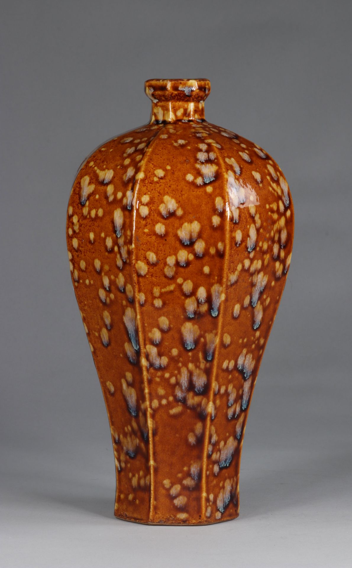 China hexagonal Mei-Ping vases, Song, decorated with partridge feathers, on a beige-brown background - Image 2 of 5