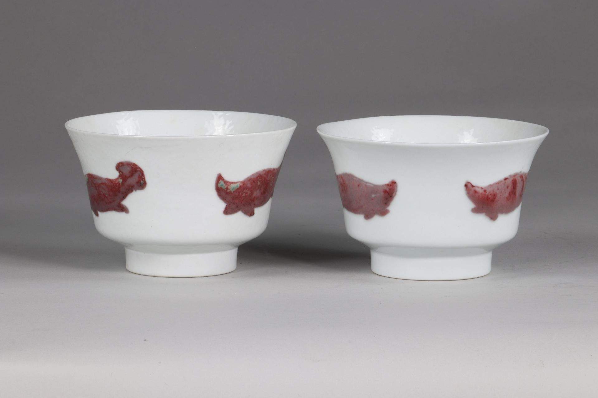 China pair of Xuande bowls, decorated with 3 fish, in copper red, inlaid in the mass the marks in co - Image 4 of 6