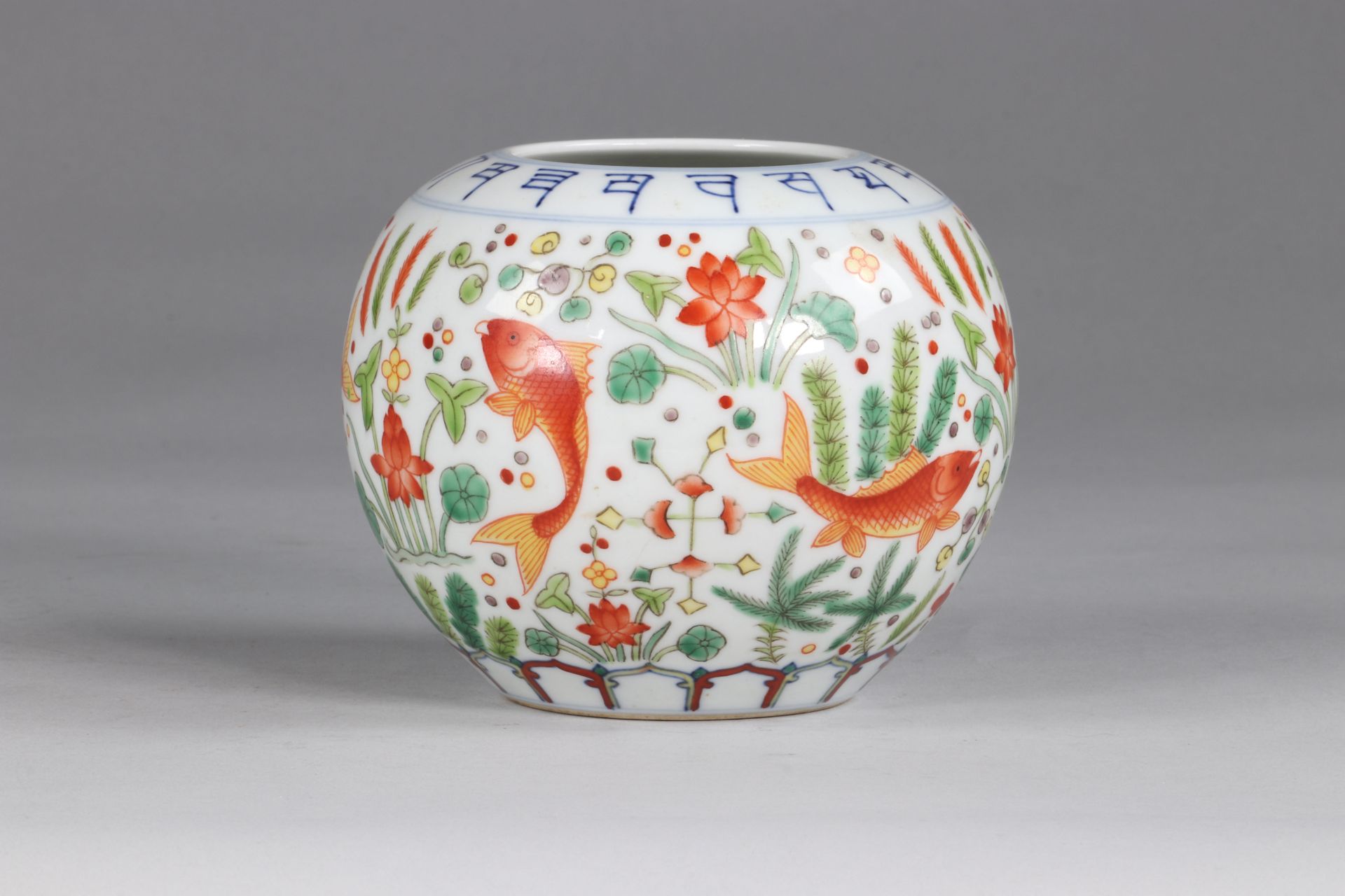 China DoucaI bowl, brand of Jia Jing, decorated with a pond of Lotus and carp - Bild 3 aus 8
