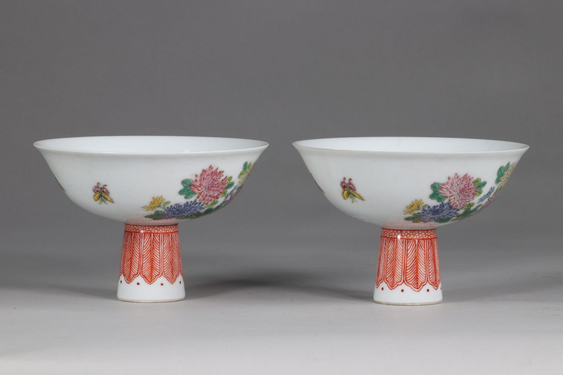 China pair cups on stand with decorations of quail and chrysanthemums - Famille Rose, 4 characters, - Image 5 of 8