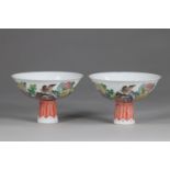China pair cups on stand with decorations of quail and chrysanthemums - Famille Rose, 4 characters,