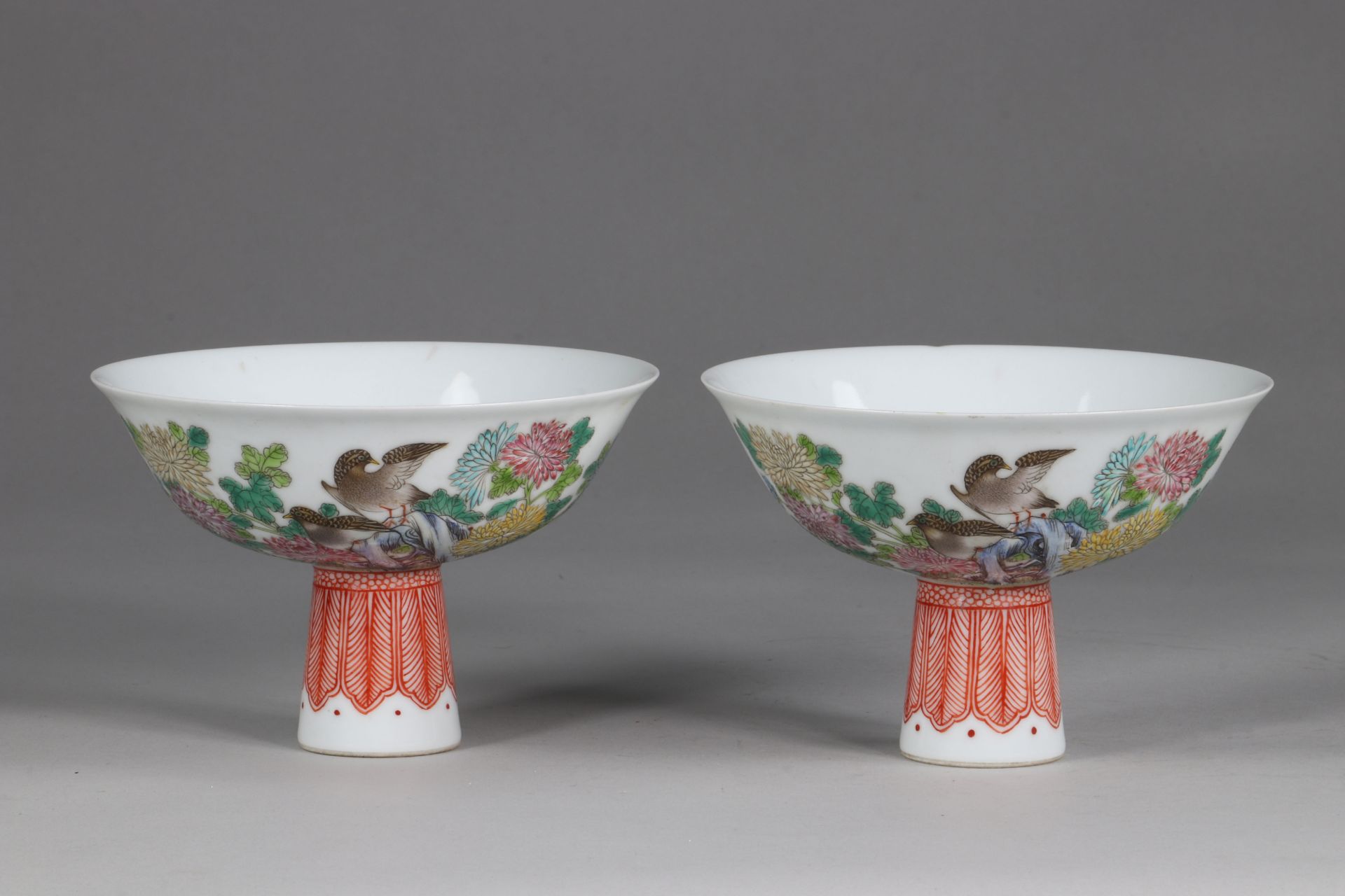 China pair cups on stand with decorations of quail and chrysanthemums - Famille Rose, 4 characters,