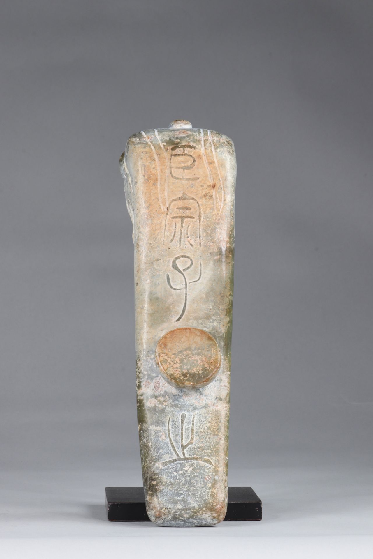 Ritual belt buckle in pale celadon jade, decorated with dragons - Archaic - characters indicating th - Image 4 of 7