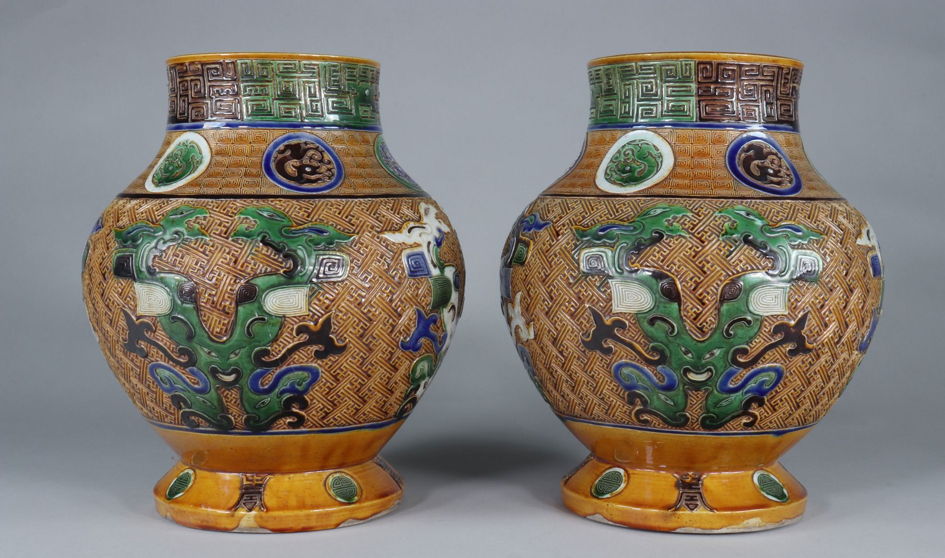 Pair of Fahua Tongzhi vases decorated with dragons in relief - Image 3 of 9