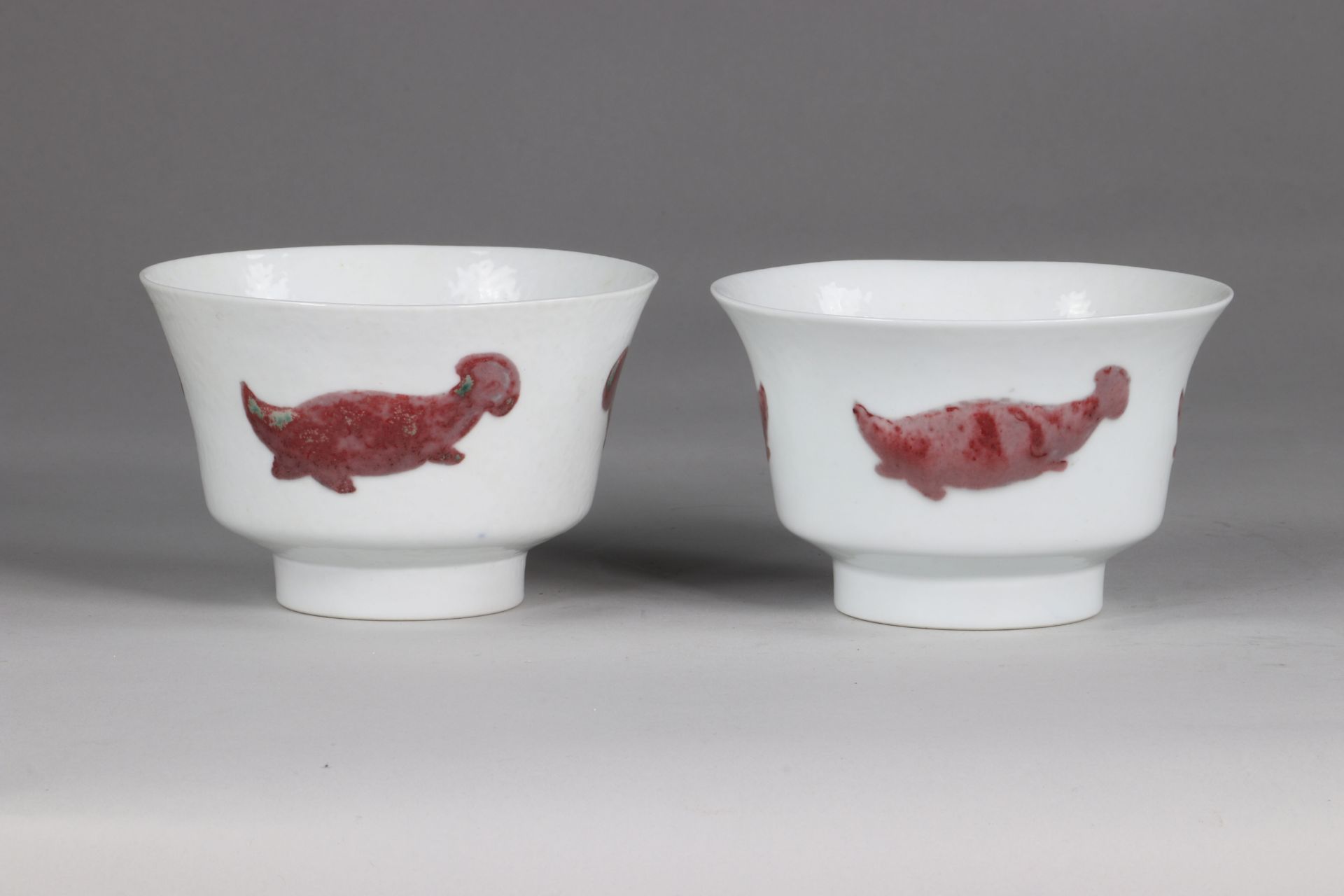 China pair of Xuande bowls, decorated with 3 fish, in copper red, inlaid in the mass the marks in co