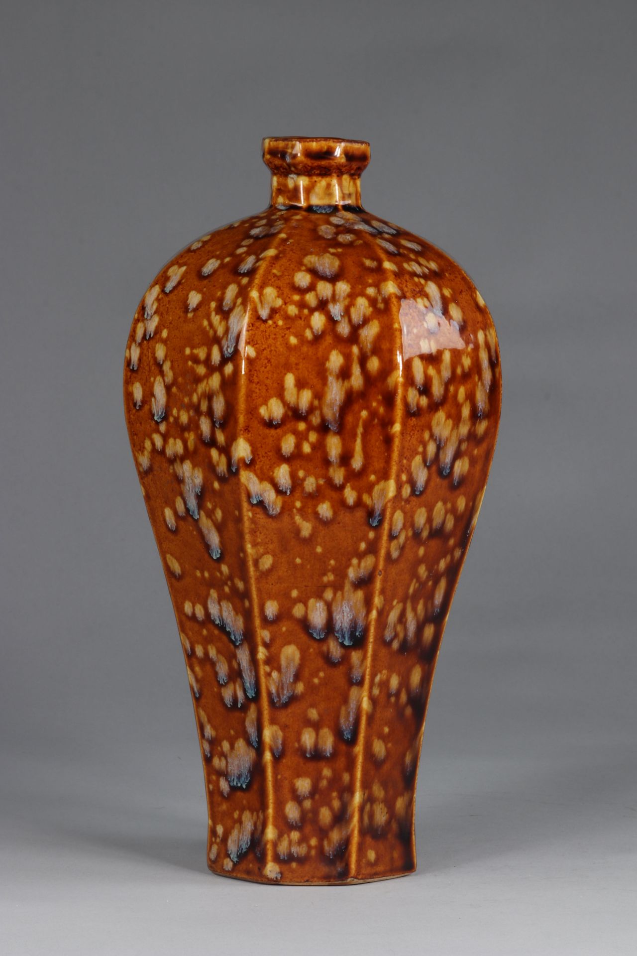 China hexagonal Mei-Ping vases, Song, decorated with partridge feathers, on a beige-brown background - Bild 3 aus 5