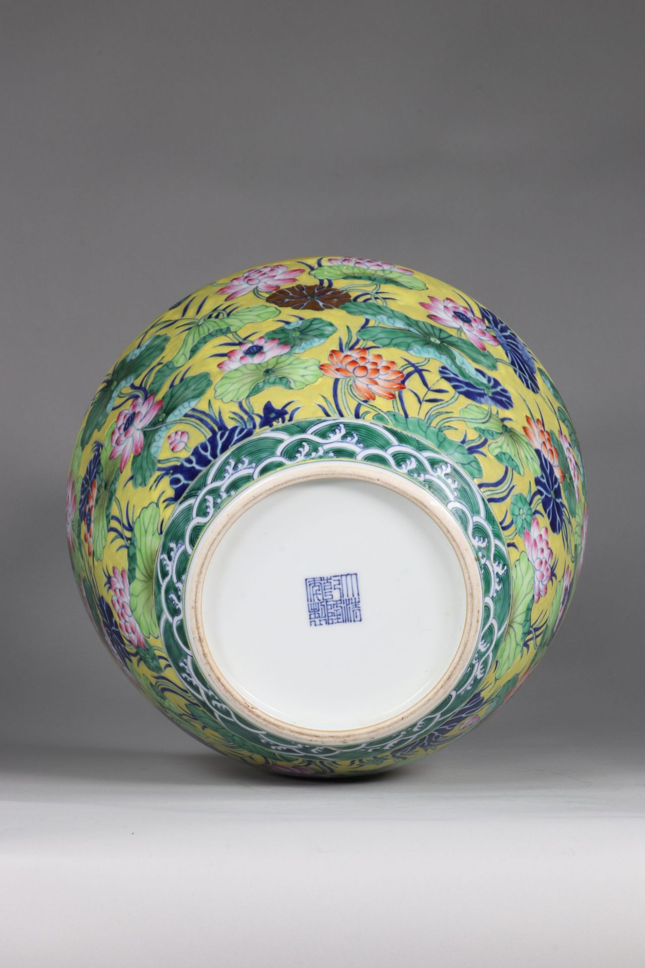 CHINA vase of archaic shape, known as -HU-, created during the Reign of Emperor Qianlong (1736-1795) - Image 8 of 9