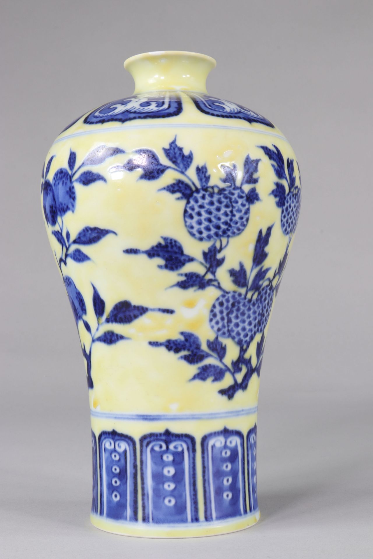 Meiping Sanduo vase with yellow background decorated with flowers - Image 5 of 8