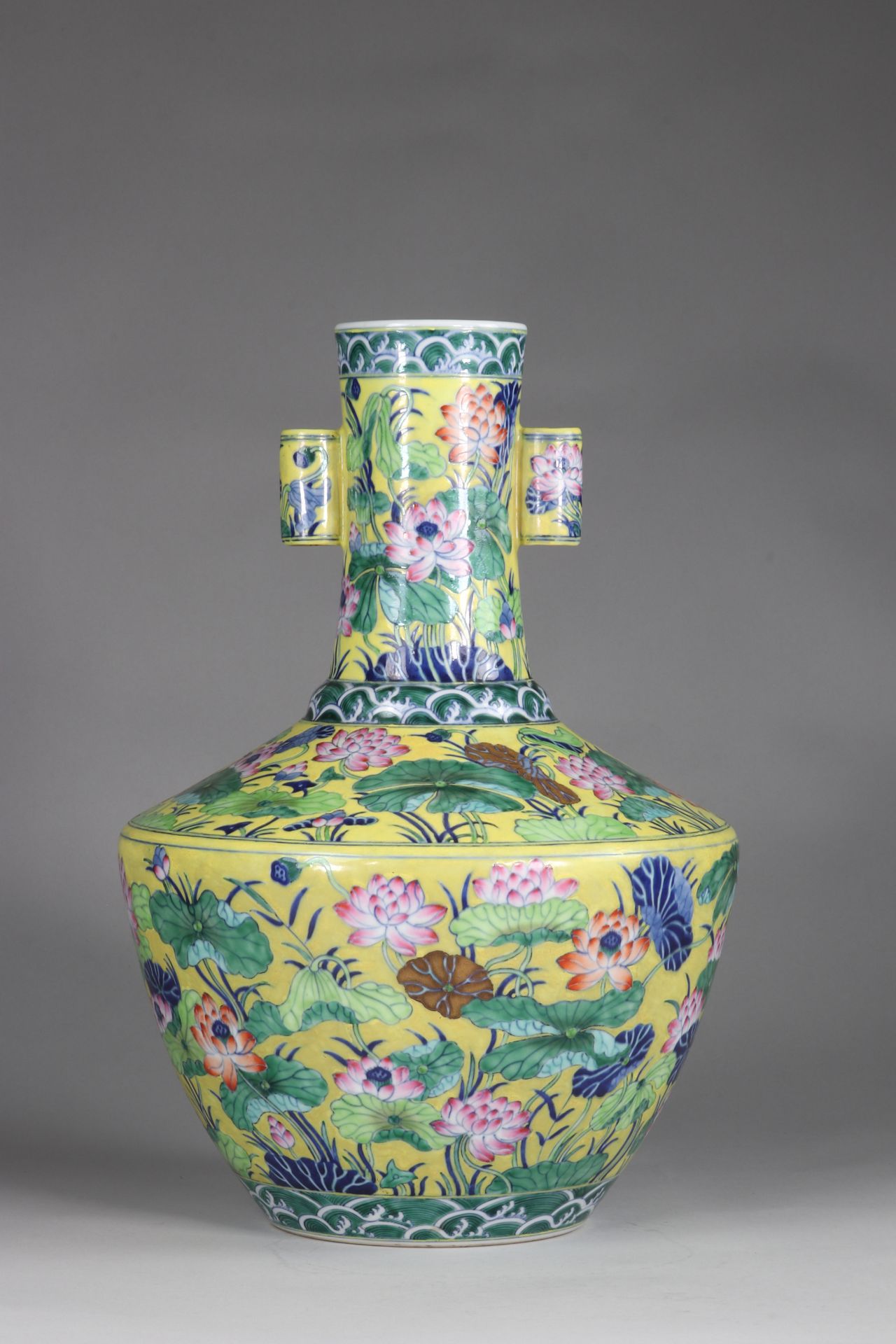 CHINA vase of archaic shape, known as -HU-, created during the Reign of Emperor Qianlong (1736-1795) - Image 4 of 9