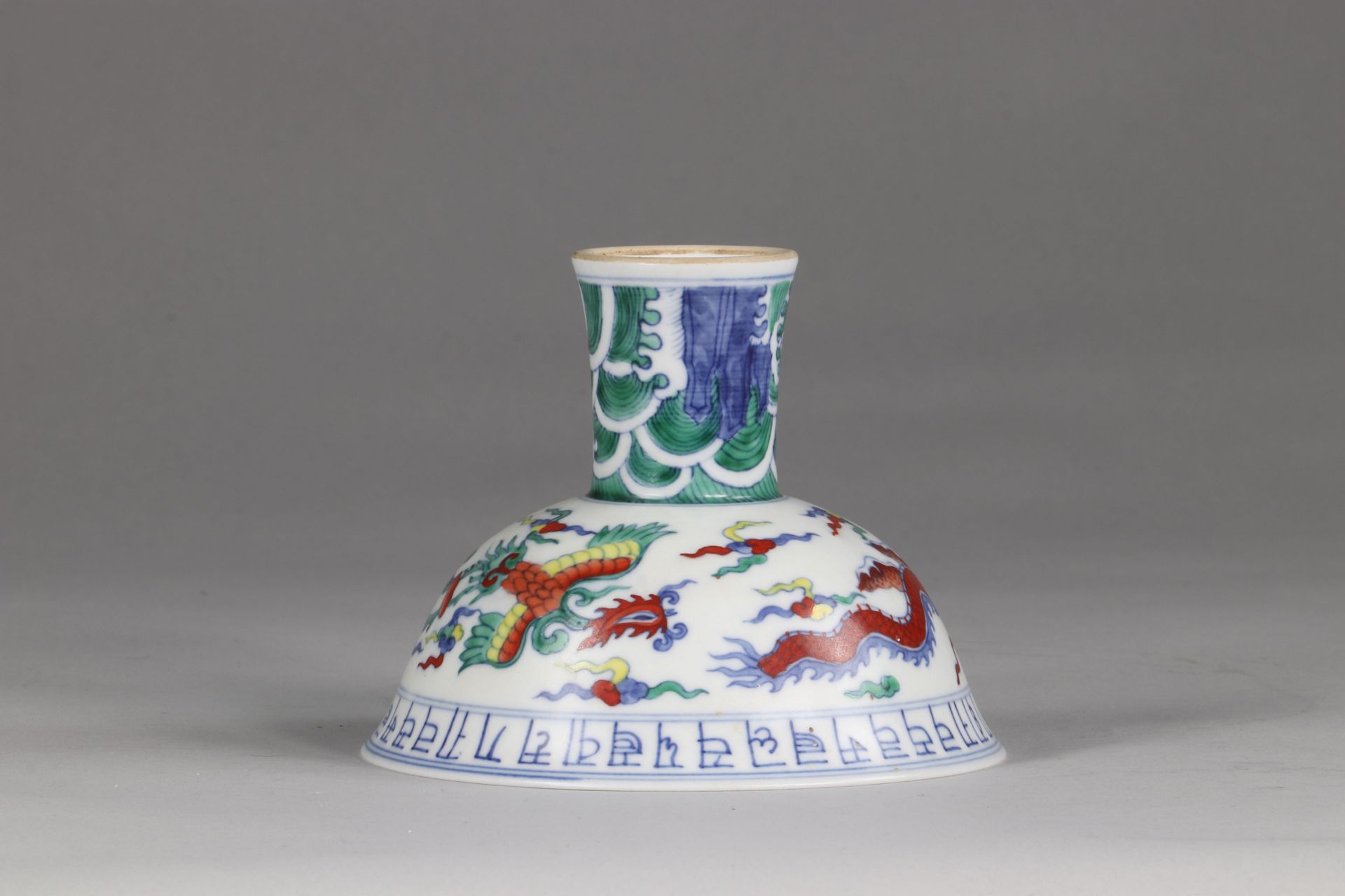 China bowl on stand Hongzhi brand, Dragon and Phoenix decor, in the Doucai palette - Image 5 of 8