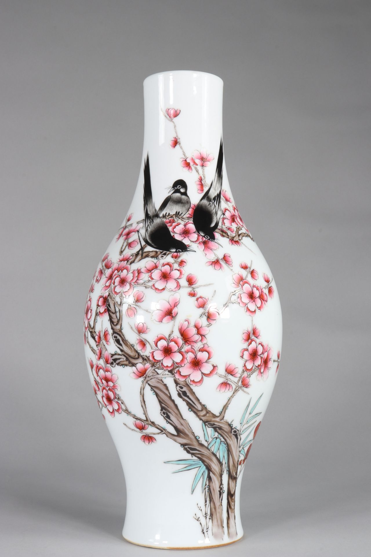 Large olive-shaped vase decorated with birds on a branch Yongzheng brand