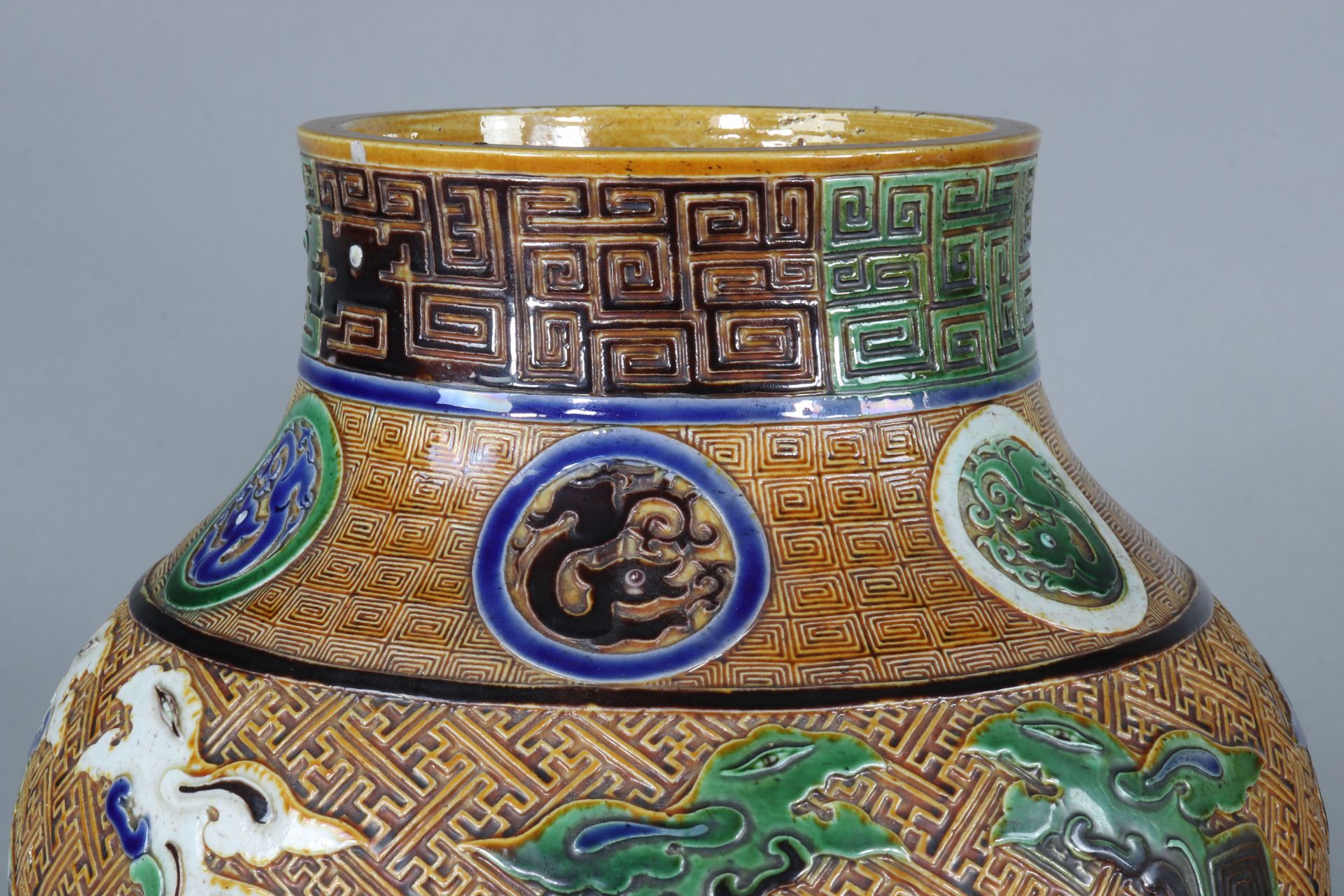 Pair of Fahua Tongzhi vases decorated with dragons in relief - Image 6 of 9