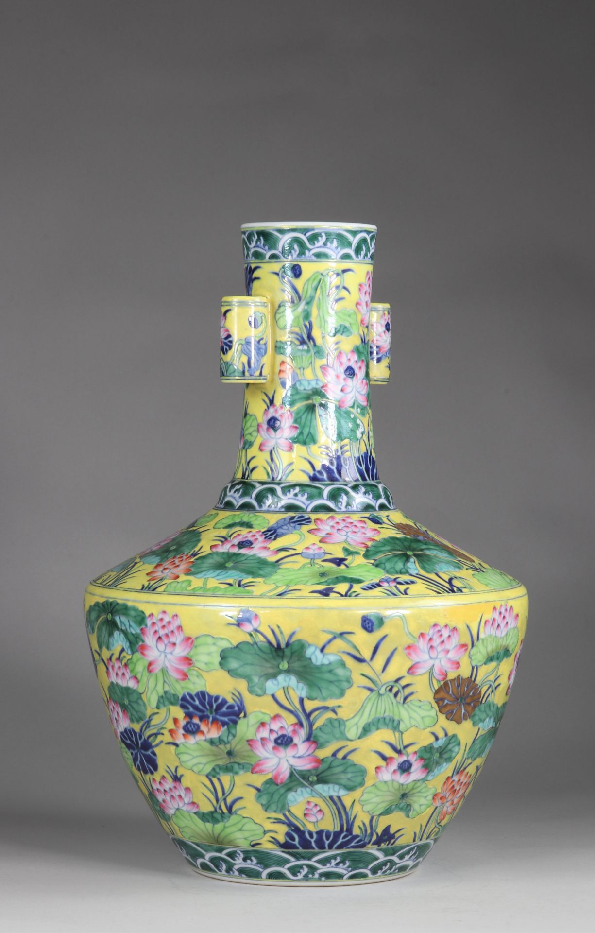 CHINA vase of archaic shape, known as -HU-, created during the Reign of Emperor Qianlong (1736-1795) - Image 2 of 9