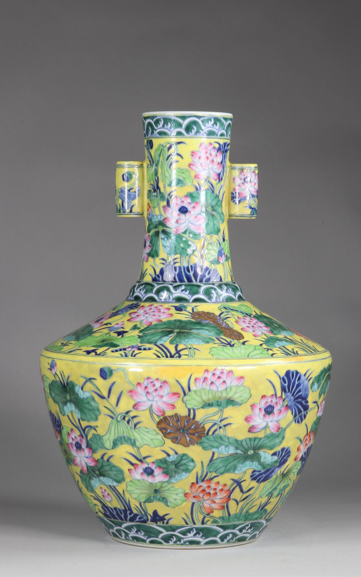 CHINA vase of archaic shape, known as -HU-, created during the Reign of Emperor Qianlong (1736-1795)