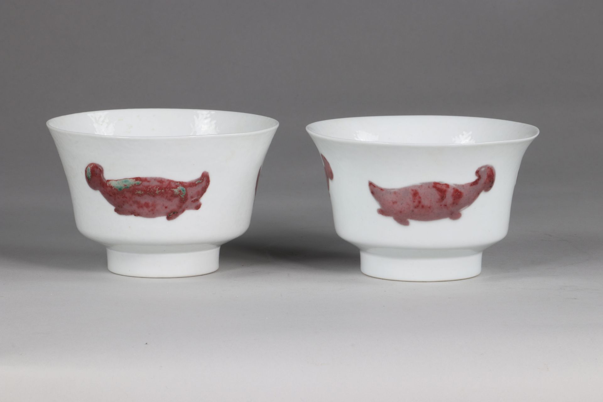 China pair of Xuande bowls, decorated with 3 fish, in copper red, inlaid in the mass the marks in co - Image 2 of 6