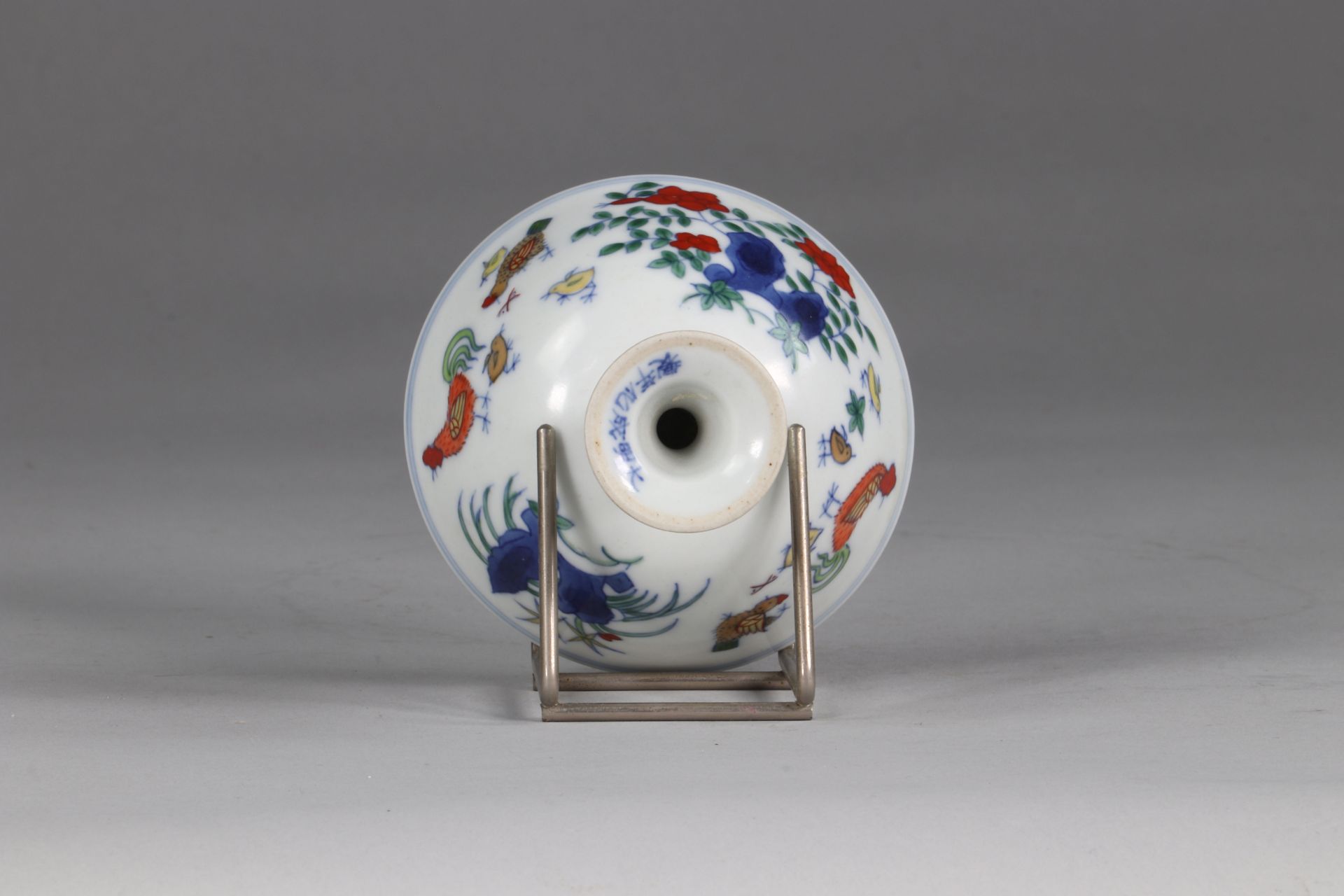 China cup on stand Doucai,: Chicken cup, apocryphal mark of Changhua. - Image 6 of 6